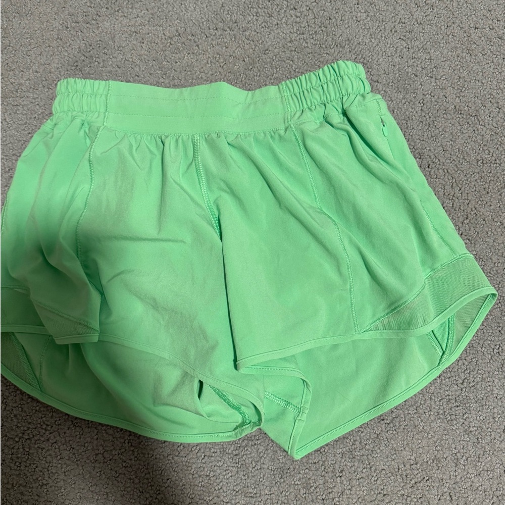 super cute lulu lemon green hotty hots size 6! perfect for any occasion!!!